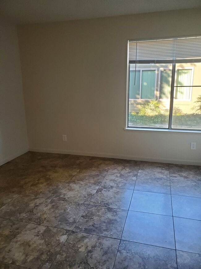 Building Photo - FLO1313