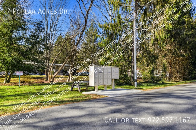 Building Photo - 7 Poplar Acrs Dr