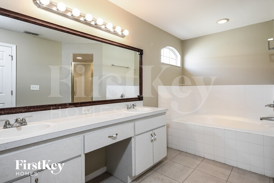 Building Photo - 819 Summer Glen Dr