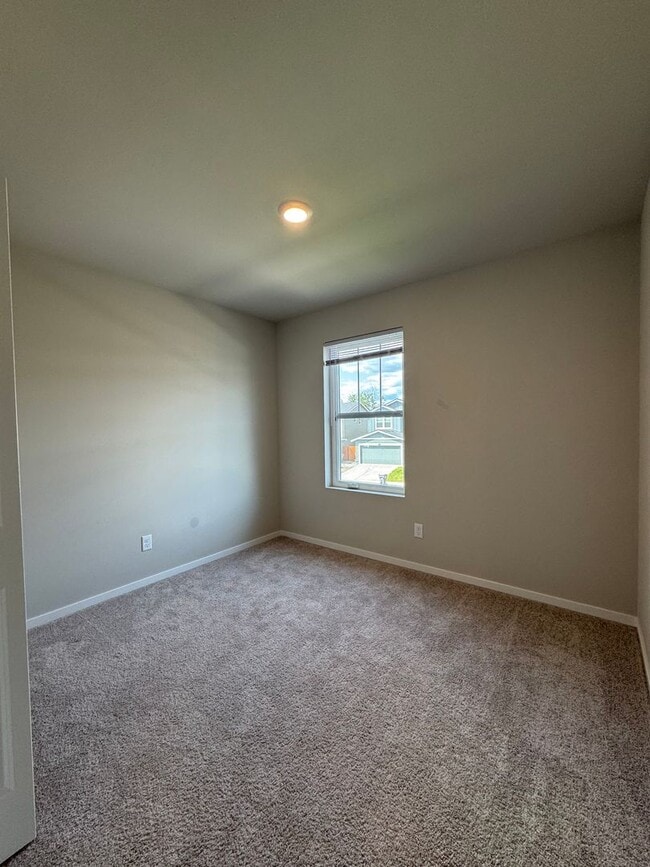 Building Photo - HUGE PET FRIENDLY