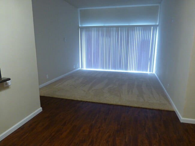 Building Photo - 2BD 2BA Condo with 2 Assigned Parking in P...