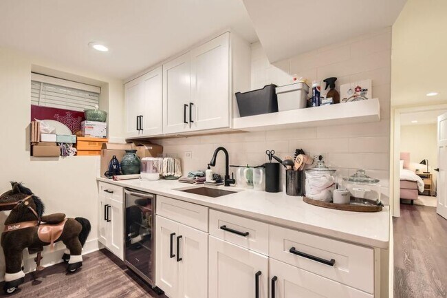 Building Photo - 5 bedroom in Chicago IL 60613