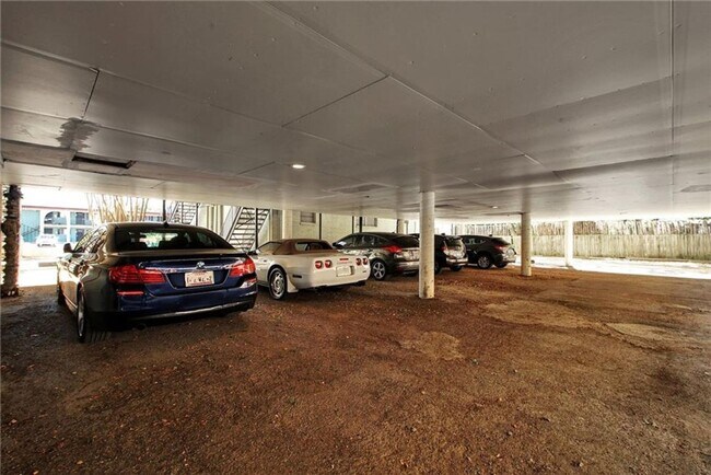 Building Photo - Large 1 bedroom in Hyde Park! Reserved par...