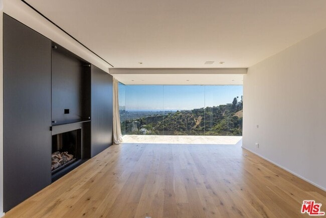 Building Photo - 1853 Sunset Plaza Dr