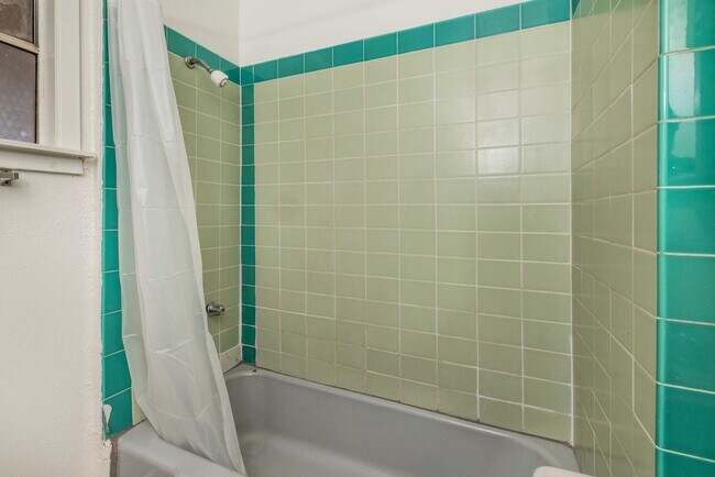 Building Photo - Fully Remodeled, Top Floor! On-site Laundry, New Stainless Appliances