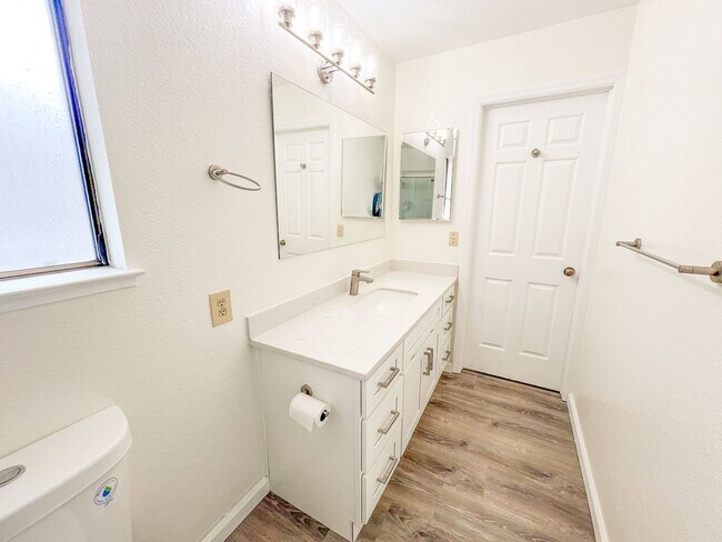 Building Photo - Remodeled Townhouse Near Downtown Campbell