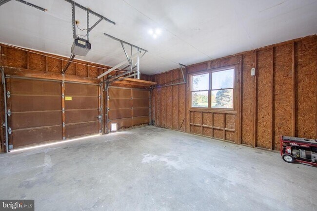 Building Photo - 105 King George Ct