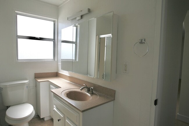 Building Photo - 3Br 2Ba Single Story Available Now!