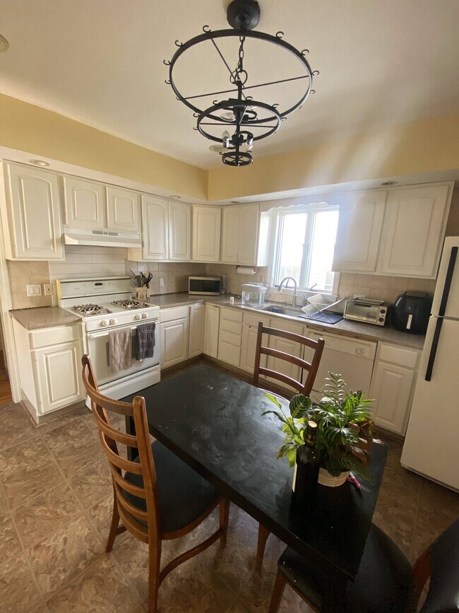 Building Photo - 120 Windsor Rd