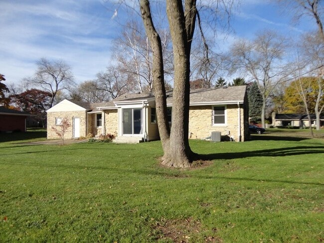 Building Photo - 7422 N Navajo Rd