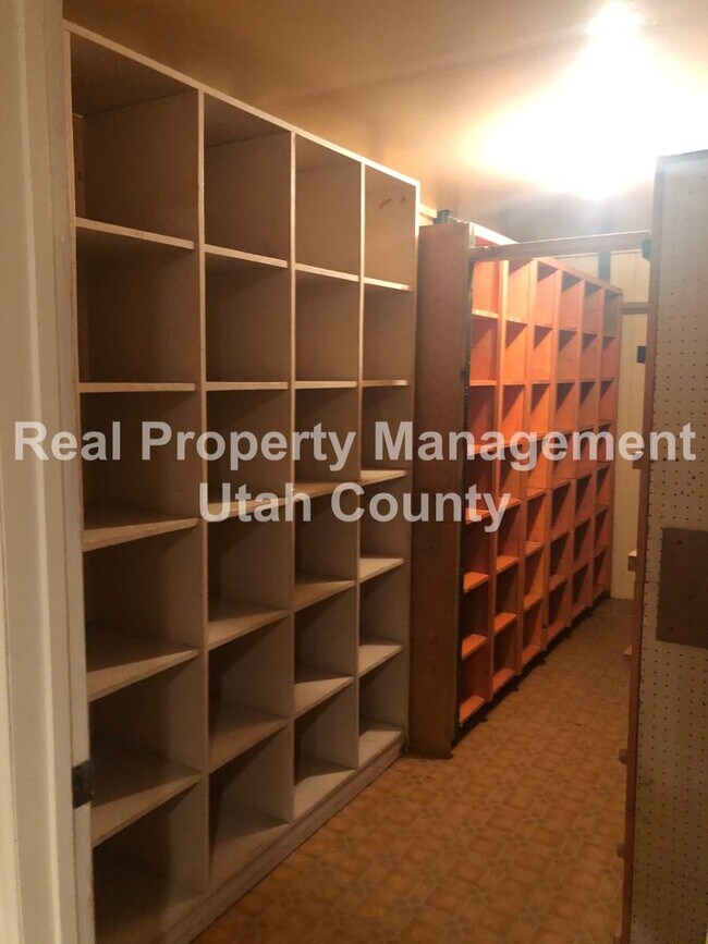 Building Photo - Spacious Lehi Home