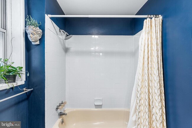 Building Photo - 2718 W Jefferson St