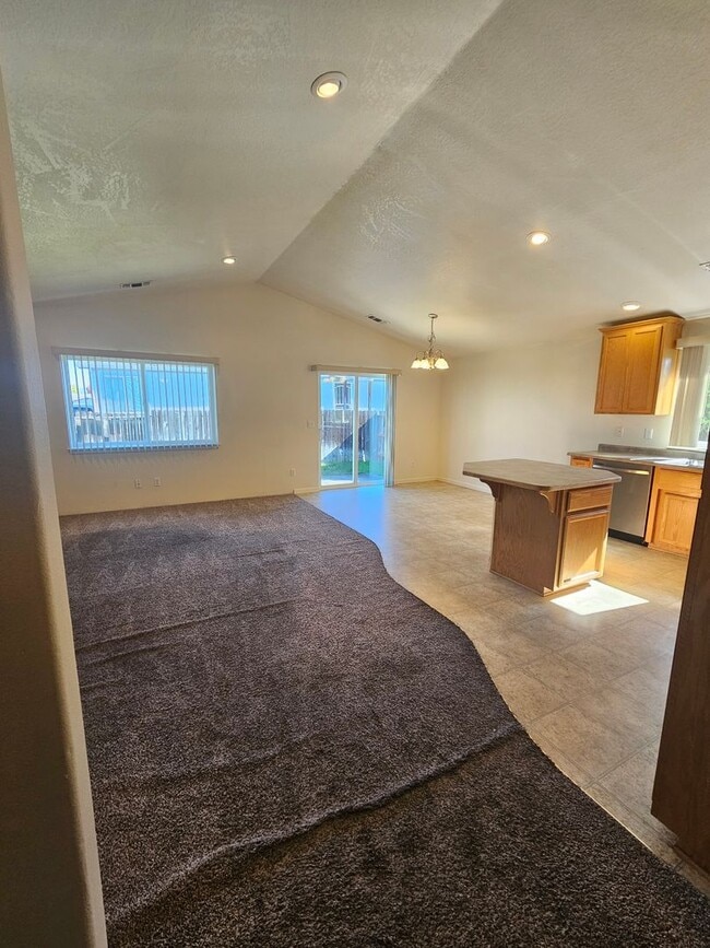 Building Photo - Contemporary Home in Quiet Location