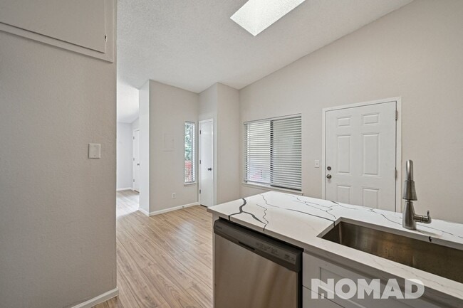Building Photo - Charming 1BR Condo in Denver