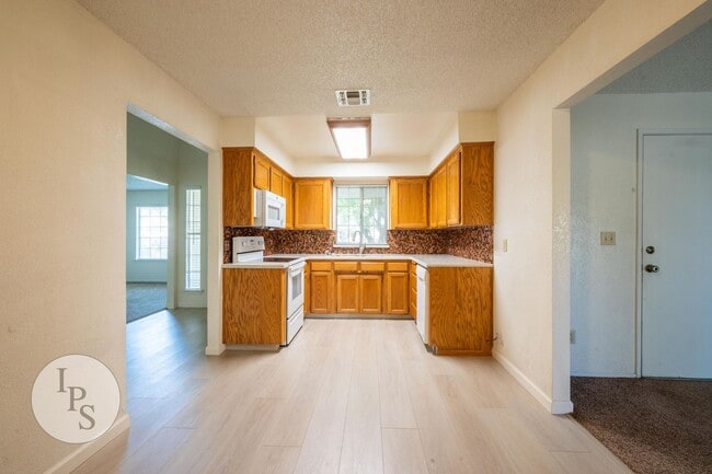 Building Photo - N.E. Fresno Home, 3BR/2BA, Blt 1988, POOL + Living & Family Rooms - Lots of Amenities!