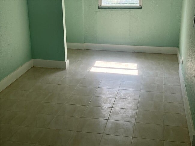 Building Photo - 2002 E 33rd Ave