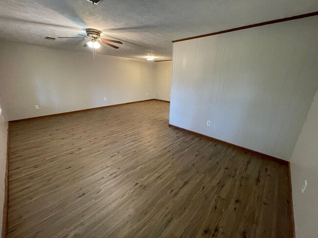 Building Photo - 509 Chateau Dr SE