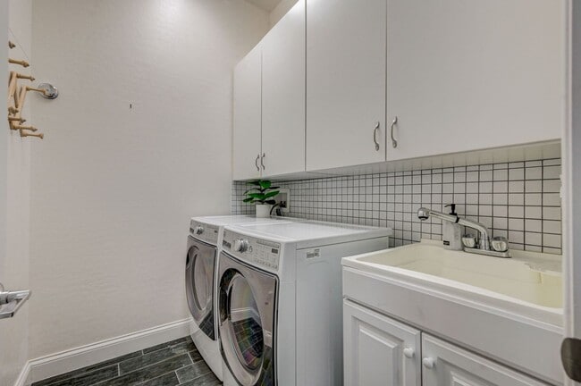 Building Photo - Luxury Single Story 3 Bedroom!