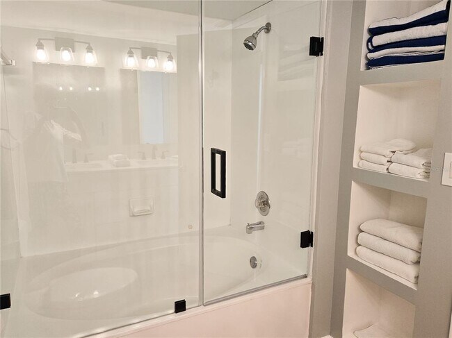 Building Photo - 6021 Bahia Del Mar Cir N