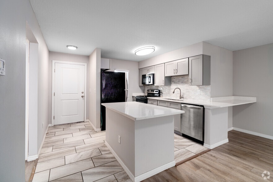 2BR, 2BA - 1,088SF - B2 - Kitchen - Goldelm at Valencian