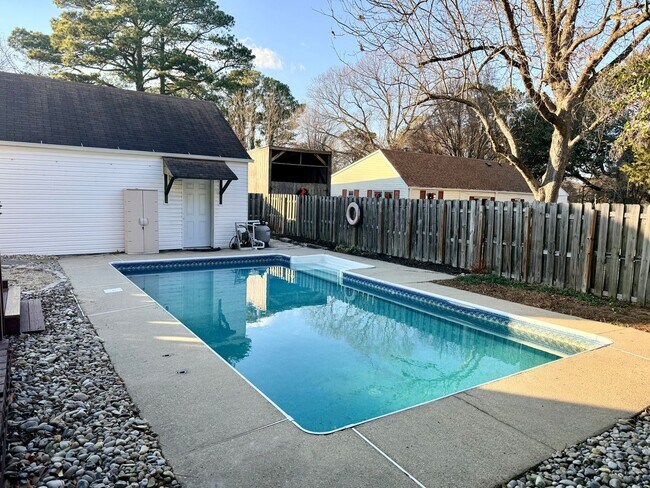 Building Photo - Charming Cape Cod Single Family with inground pool in Norfolk