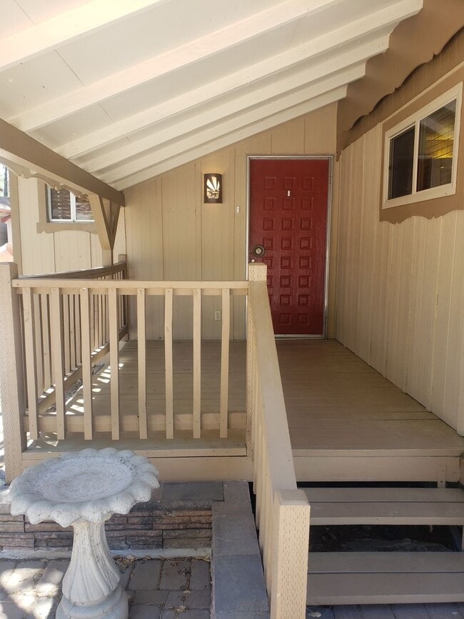 Building Photo - Adorable 2 bed / 1.5 bath with 1 car garage