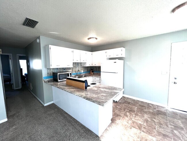 Building Photo - Poinsettia