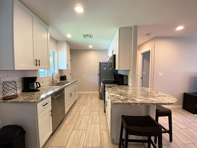 Building Photo - 33 N Hobson