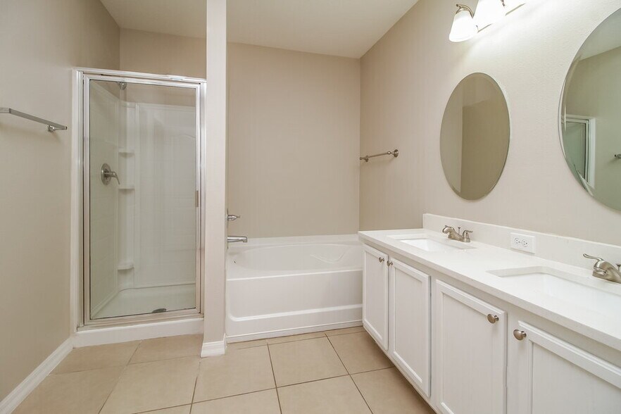 Building Photo - 3226 Queen Alexandria Dr