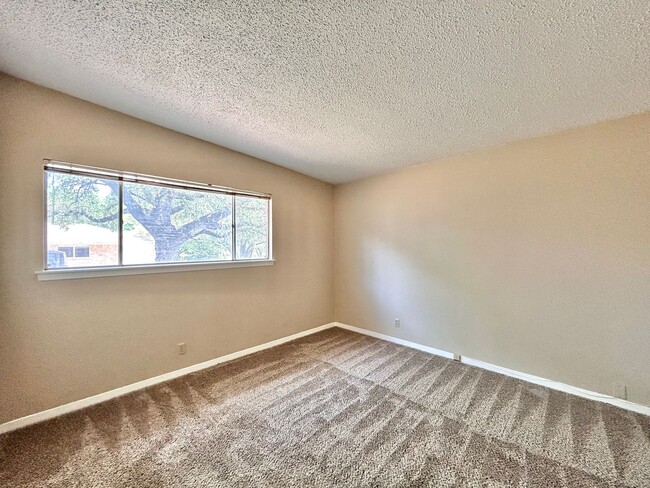 Building Photo - Bright and Spacious Single-Level Living in...