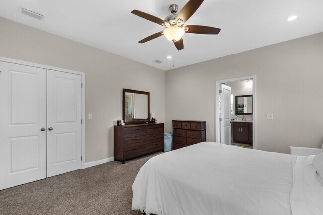 Building Photo - "Charming 3-Bed Home in Mary Esther with $200.00 Off First Full Month's Rent!"