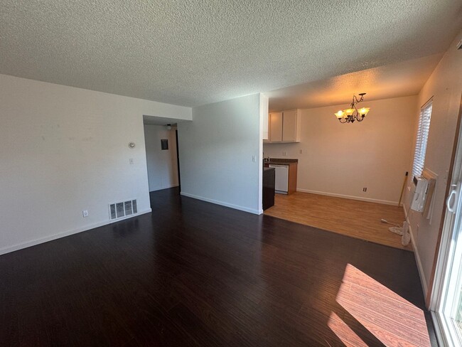 Building Photo - One Bedroom One Bath -Lesley Reilly Property
