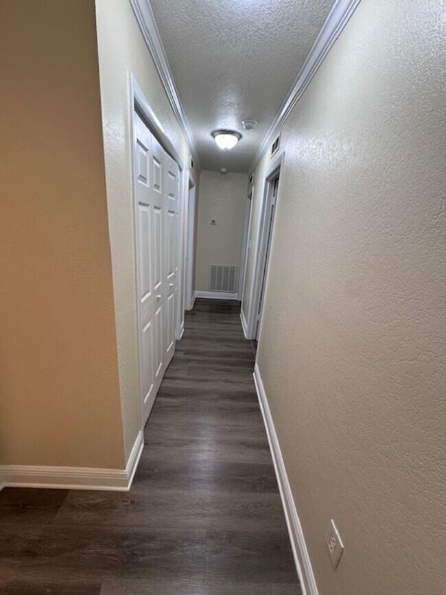 Building Photo - Charming 3/2 with Modern Updates