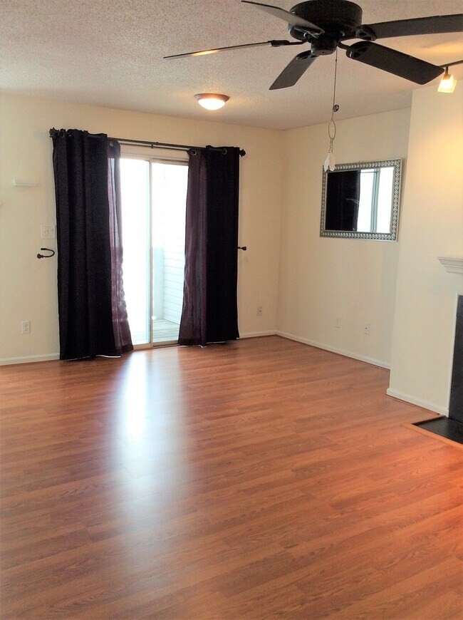 Building Photo - Two-Bedroom Condo in the Beach Borough!
