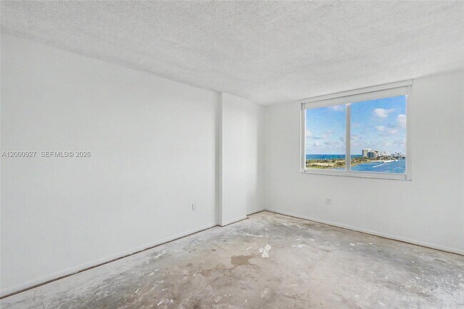 Building Photo - 500 Bayview Dr