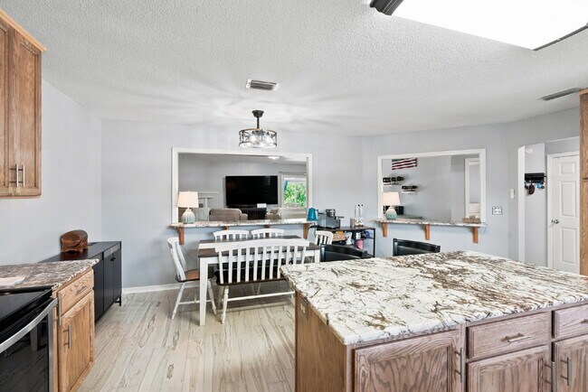Building Photo - "Charming Pet Friendly 4-Bed Oasis in South Crestview with $500.00 Off First Full Months Rent!"