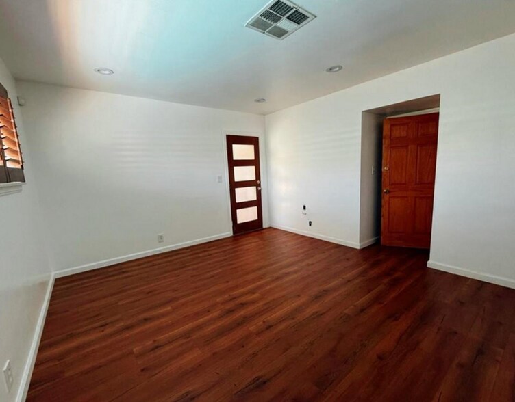 Building Photo - 7029 Bellaire Ave