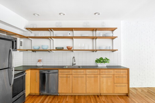 Building Photo - 217 E 31st St