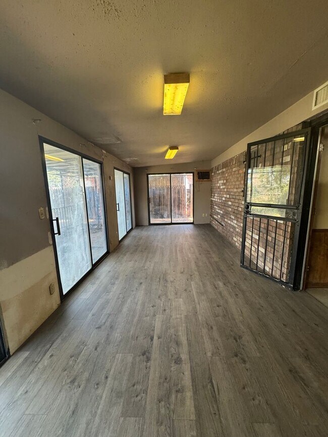 Building Photo - Large 3bedroom 2bedrooms 2 car garage