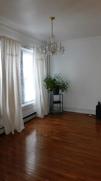 Living Room - 1225 W Walnut St