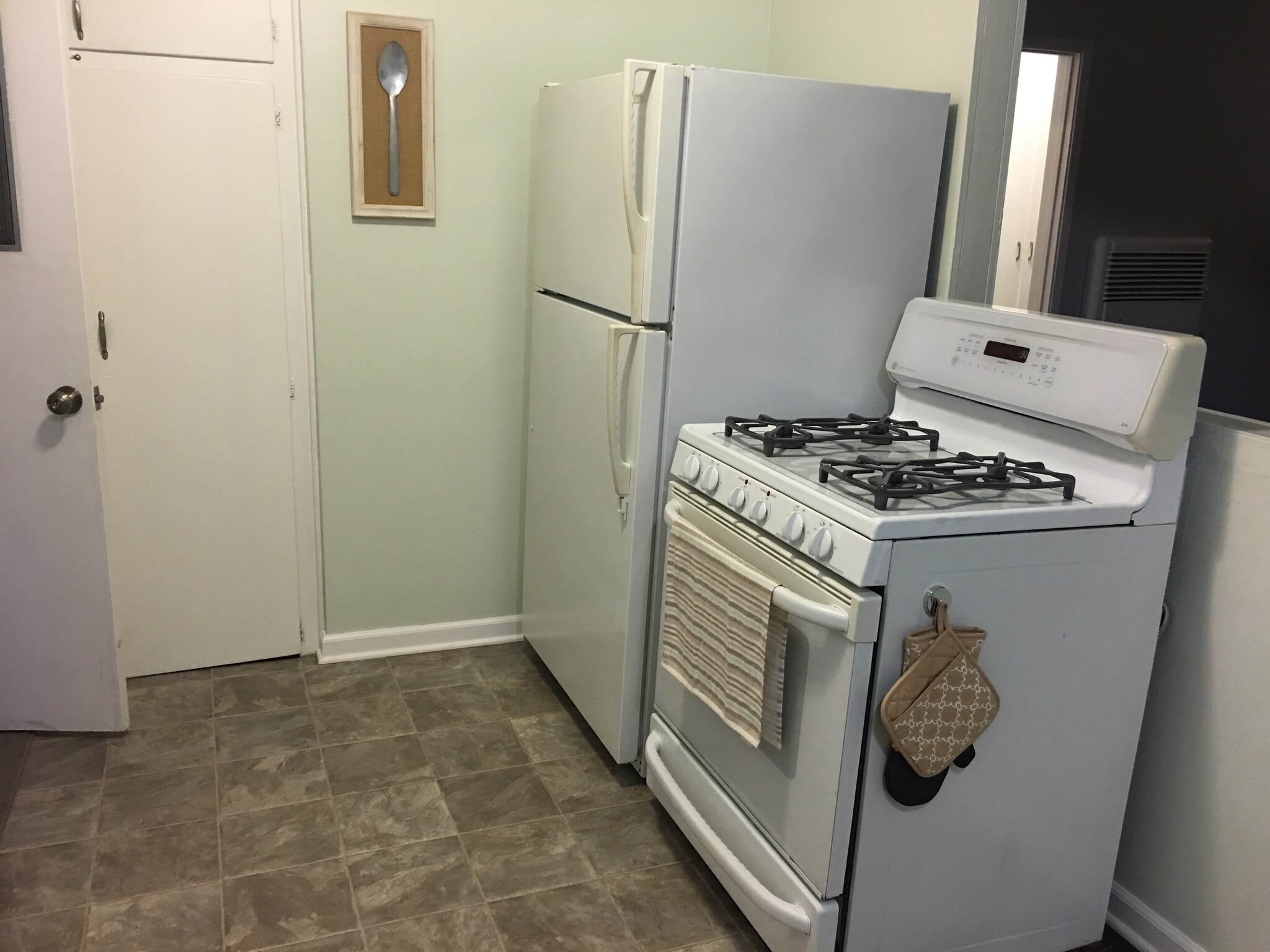 Stove & Refrigerator - 8991 Burke Ave