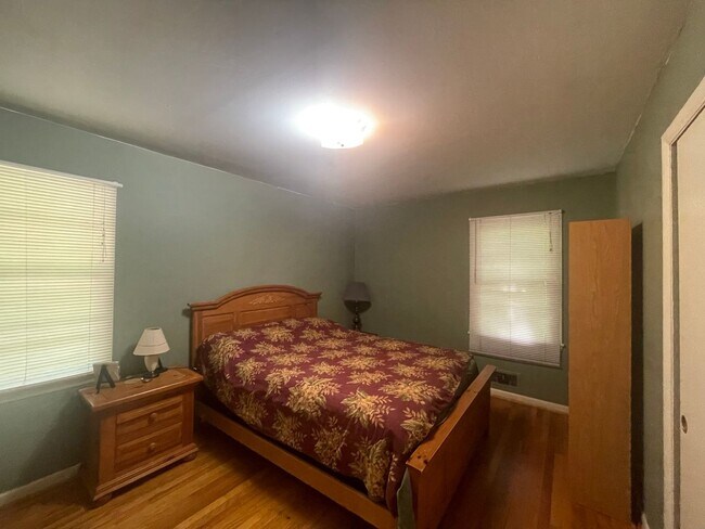 Building Photo - 174-176 Riverdale Dr