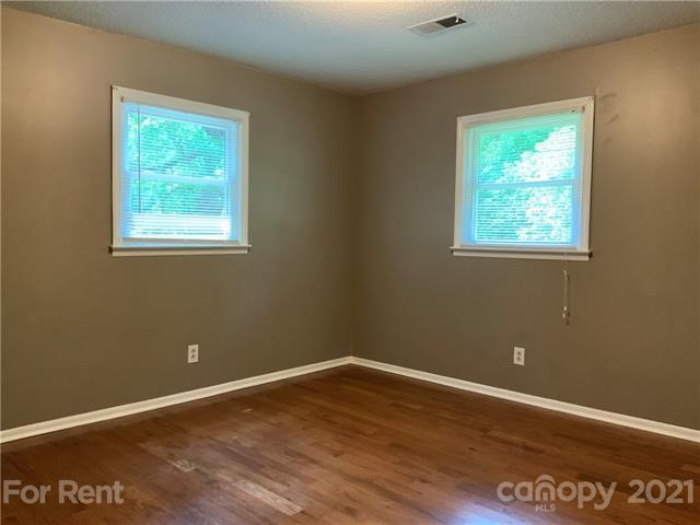 Building Photo - 2320 Woodbridge Dr