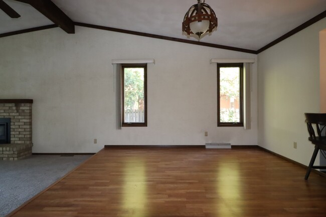 Building Photo - Spacious 3 Bedroom Duplex