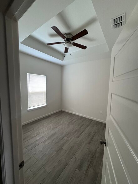 Building Photo - 2421 N Valley Cir