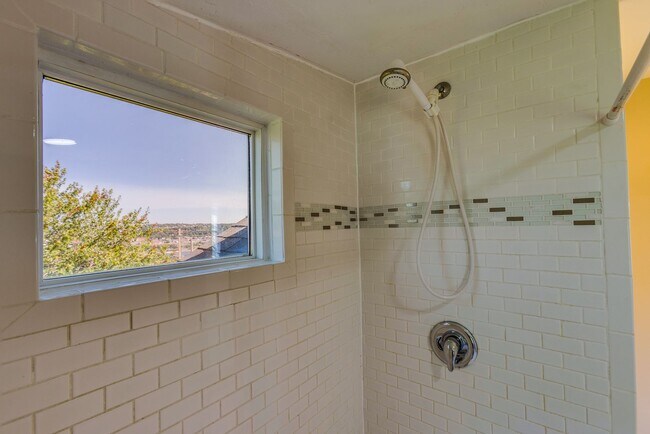 Building Photo - 200 St Thomas St