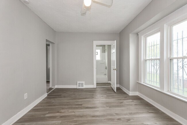 Building Photo - Spacious 3 bedroom/1 bath Single house! Ga...