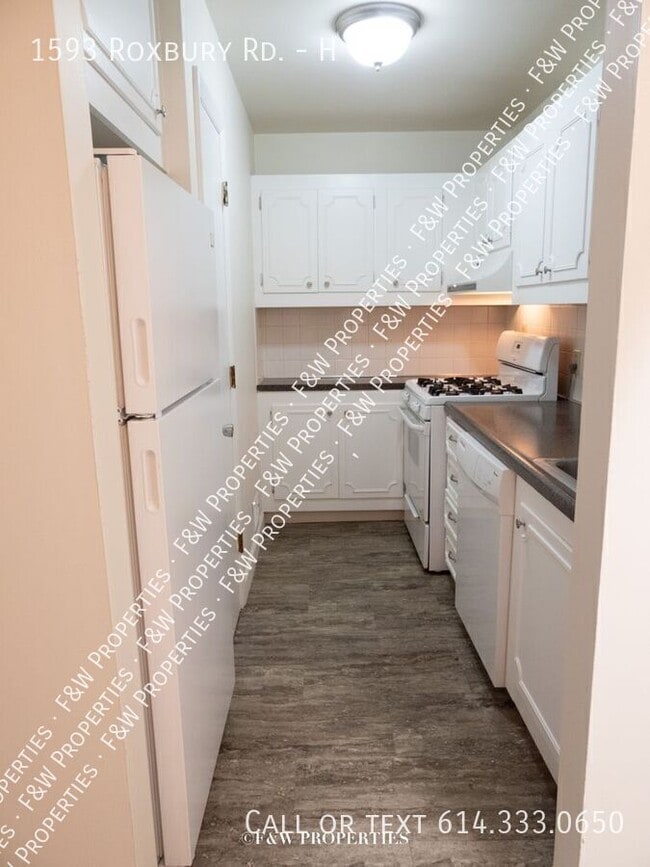 Building Photo - 1593 Roxbury Rd