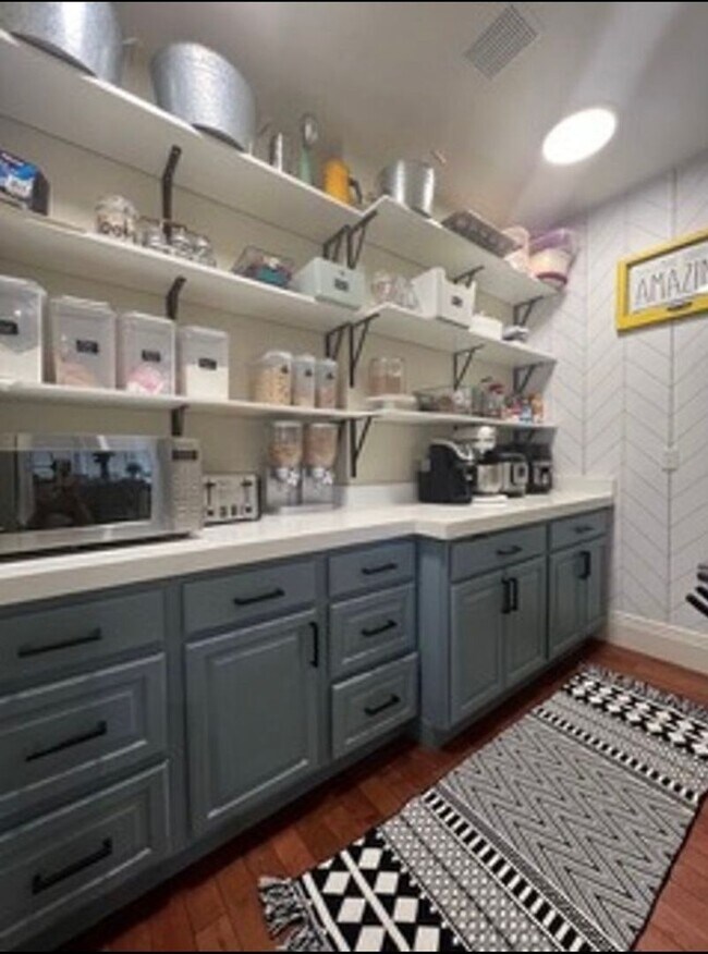 Building Photo - Beautiful, 6 Bedroom Home! 6 or 18 Month Lease!