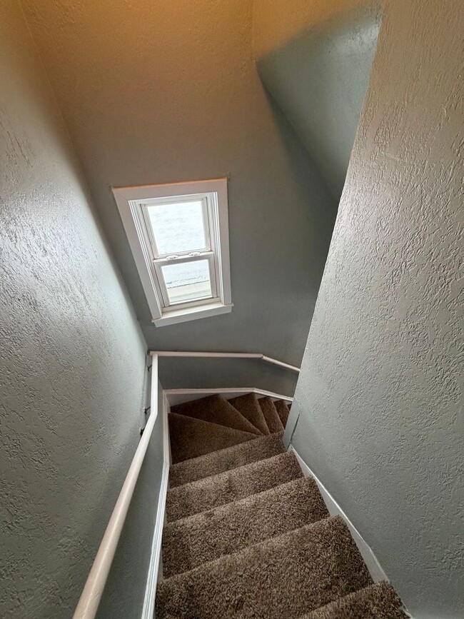 Building Photo - AVAILABLE NOW - 4 bed/1.5 bath Home In Superior